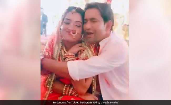 दुल्हन बनीं आम्रपाली दुबे को निरहुआ ने भर लिया बाहों में, यूं शरमाई एक्ट्रेस Video हुआ वायरल