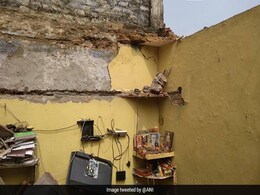 दिल्ली: द्वारका में एक घर गिरने से पति-पत्नी की मौत, 3 घायल दिल्ली: द्वारका में एक घर गिरने से पति-पत्नी की मौत, 3 घायल