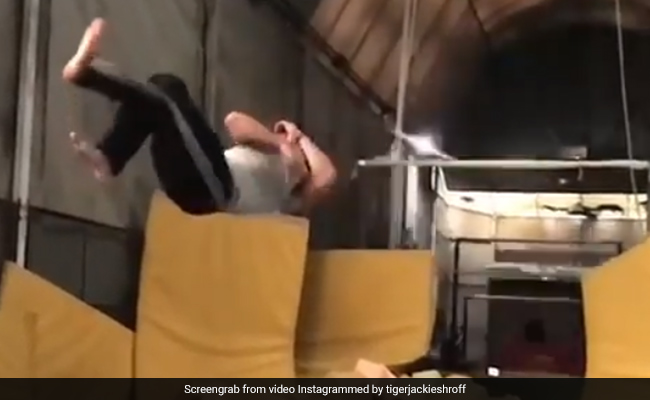 टाइगर श्रॉफ की तूफानी हवाई छलांग: देखकर हक्के बक्के रह जाएंगे, घर पर न करें Try...