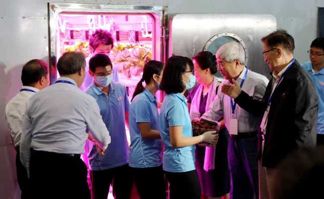 After 110 Days Of Isolation, Chinese Volunteers Emerge From Virtual ‘Lunar Lab’