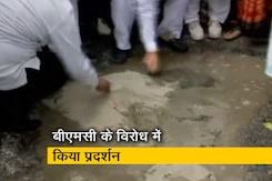 मुंबई : जानलेवा गड्ढ़ों पर सियासत, शिवसेना ने गड्ढ़ा भरकर किया प्रदर्शन मुंबई : जानलेवा गड्ढ़ों पर सियासत, शिवसेना ने गड्ढ़ा भरकर किया प्रदर्शन