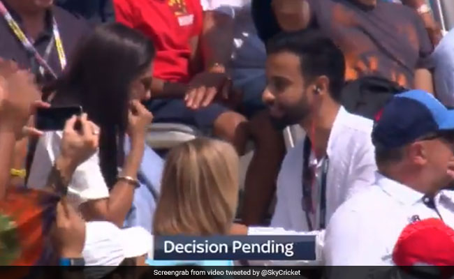 LIVE मैच में शख्स ने किया लड़की को प्रपोज, जानें क्या मिला जवाब, देखें VIDEO