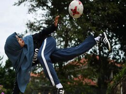 बुर्का पहनकर लड़की ने फुटबॉल के साथ किया ऐसा करतब, जिसने भी देखा रह गया हैरान बुर्का पहनकर लड़की ने फुटबॉल के साथ किया ऐसा करतब, जिसने भी देखा रह गया हैरान