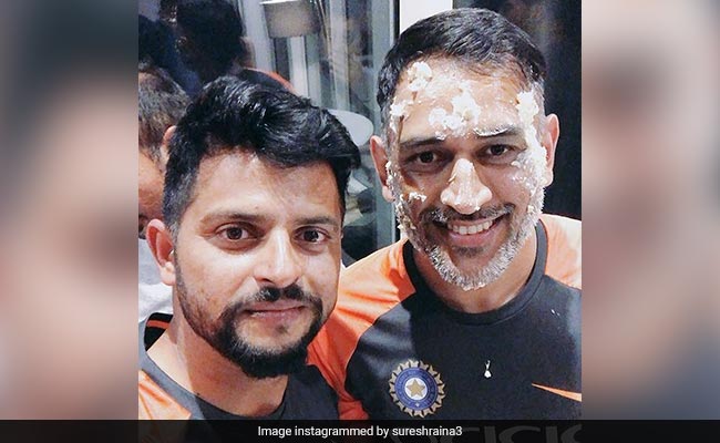 टीम इंडिया ने मनाया Dhoni का बर्थडे, बेटी जीवा ने टेबल पर चढ़कर बजाई तालियां, देखें VIRAL VIDEO