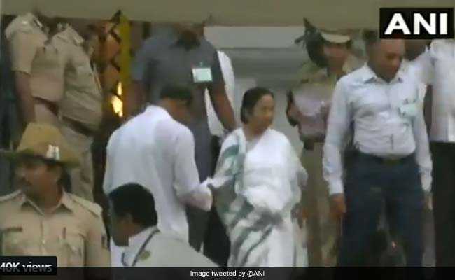 आखिर क्यों कर्नाटक के मुख्यमंत्री कुमारस्वामी के शपथ ग्रहण में नाराज दिखीं ममता बनर्जी, वीडियो कैमरे में कैद