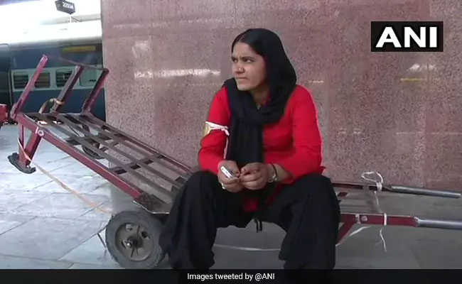 कुछ ऐसी है जयपुर की पहली महिला कुली की जिंदगी, पति की मौत के बाद पहना बिल्ला नंबर 15