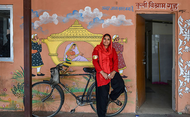 Porter No 15: Life Of North West Railways' First Woman Coolie