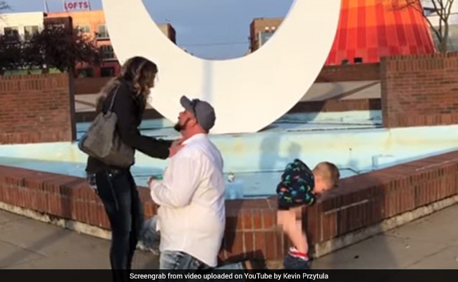 VIDEO: पापा गर्लफ्रेंड को कर रहे थे प्रपोज, बच्चे ने कर डाली ये हरकत