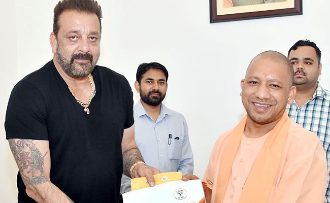 संजय दत्त से मिले योगी आदित्यनाथ,  विकास कार्यों से संबंधित बुकलेट सौंपी 