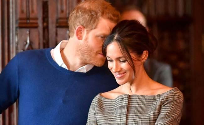 Photos: सबसे नजरें चुराकर नजरें मिलाने में माहिर हैं प्रिंस हैरी और मेगन मर्केल
