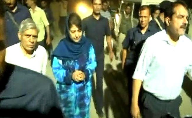 शुजात बुखारी की हत्या पर रो पड़ीं जम्मू-कश्मीर की CM महबूबा मुफ्ती 