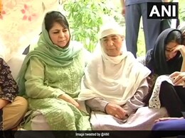 Mehbooba Mufti Visits Shujaat Bukhari's Ancestral Home To Pay Homage Mehbooba Mufti Visits Shujaat Bukhari's Ancestral Home To Pay Homage