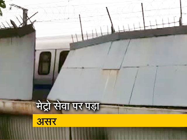 लाजपतनगर मेट्रो के पास गिरी रेलिंग