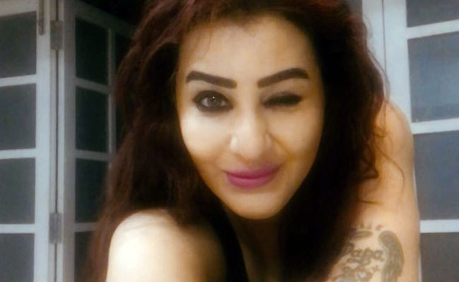 शिल्पा शिंदे ने पोस्ट की मेकओवर की तस्वीर तो हिना खान के फैन्स ने किया Troll, बताया- कांचा चीना... शिल्पा शिंदे ने पोस्ट की मेकओवर की तस्वीर तो हिना खान के फैन्स ने किया Troll, बताया- कांचा चीना...