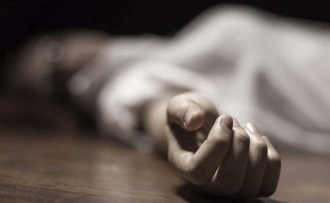 नोएडा में सड़क किनारे खड़ी कार में लोगों ने झांका तो दिखे दो शव... दम घुटने से मौत की जताई जा रही आशंका