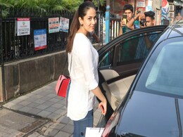 Mom-To-Be Mira Rajput 'Bumps' Into Paparazzi. Then Greets Them With A Smile Mom-To-Be Mira Rajput 'Bumps' Into Paparazzi. Then Greets Them With A Smile