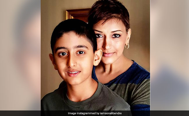 Sonali Bendre ने जब बेटे रणवीर को दी कैंसर की खबर तो उसका यूं आया रिएक्शन, इंस्टाग्राम पर लिखी इमोशनल पोस्ट