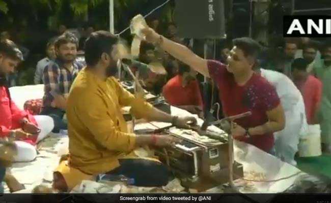 Money Worth Lakhs Showered On Folk Singers In Gujarat. Watch
