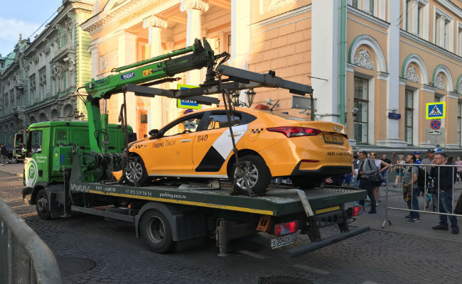 On Video, Taxi Ploughs Into Moscow Crowd, Driver Runs, Chased Down Street