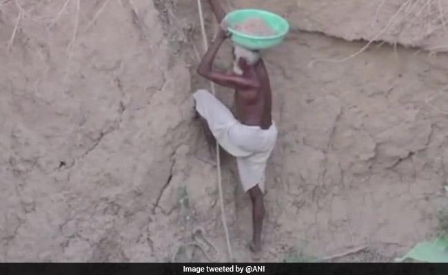 गांव में नहीं था पानी तो 70 साल के बुजुर्ग ने ढाई साल में बना दिया कुंआ गांव में नहीं था पानी तो 70 साल के बुजुर्ग ने ढाई साल में बना दिया कुंआ