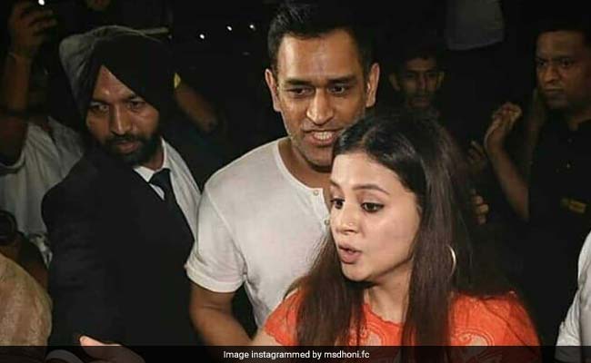 धोनी ने पत्नी संग देखी Salman Khan की Race 3, मूवी देखने के बाद साक्षी ने बनाया ऐसा चेहरा