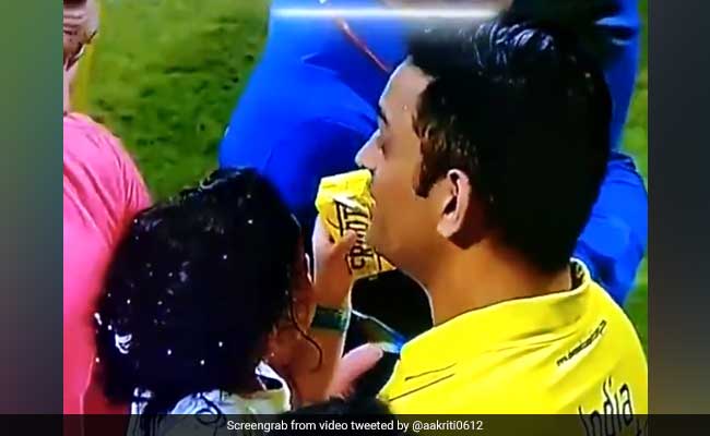 IPL 2018: जीवा ने पिलाई पापा धोनी को फ्रूटी, साक्षी कुछ इस अंदाज में की मस्ती