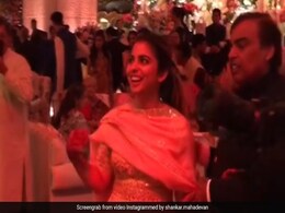 मुकेश अंबानी ने बेटी ईशा के साथ किया डांस, Video देख आप भी हो जाएंगे इमोशनल... मुकेश अंबानी ने बेटी ईशा के साथ किया डांस, Video देख आप भी हो जाएंगे इमोशनल...