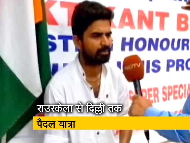 राउरकेला से पैदल दिल्ली पहुंचे मुक्तिकांत बिस्वाल, सुपर स्पेशलिटी अस्पताल की मांग