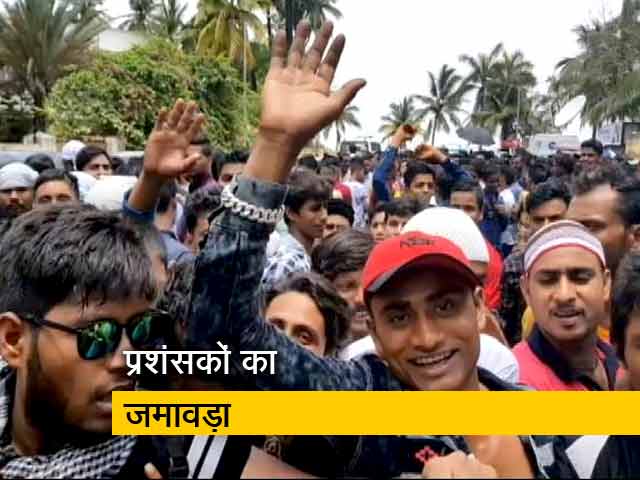 देशभर में ईद की धूम, सलमान खान के घर के बाहर जुटे सैकड़ों प्रशंसक