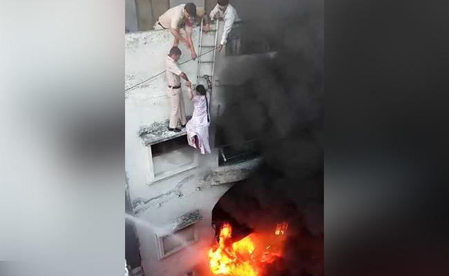 Watch: Delhi Cops Form Human Chain In Dramatic Rescue Of Couple From Fire