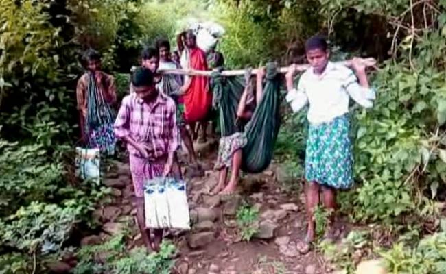 Woman Carried On Pole Delivers In Open. Man Hopes Video Will Shake <i>Netas</i>
