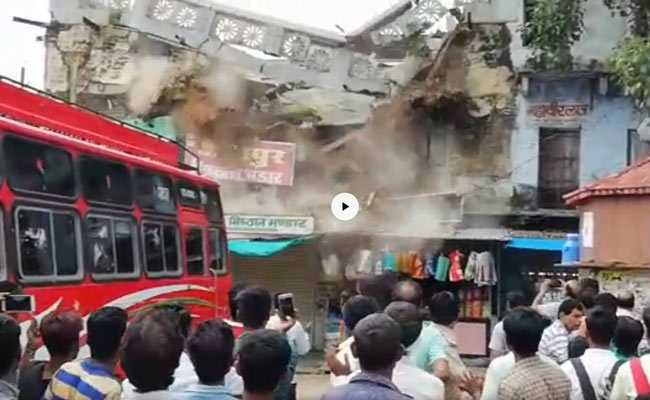 मंदसौर : ताश के पत्ते की तरह भरभराकर धराशायी हो गई दो मंजिल की इमारत, देखें- VIDEO