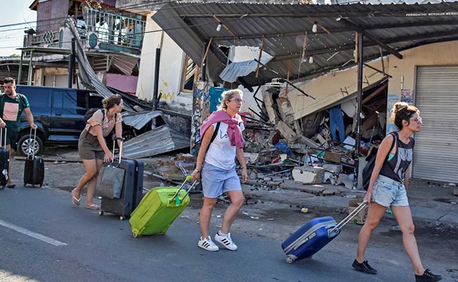 Over 2,000 Tourists Being Evacuated After Indonesia Earthquake Kills 98