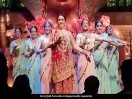 आकाश अंबानी और श्लोका मेहता की पार्टी में थिरकीं नीता अंबानी, ट्रेडिशनल अंदाज हुआ वायरल आकाश अंबानी और श्लोका मेहता की पार्टी में थिरकीं नीता अंबानी, ट्रेडिशनल अंदाज हुआ वायरल