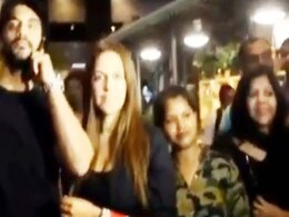 हनीमून से लौटे अंगद बेदी और नेहा धूपिया, एयरपोर्ट पर यूं आए नजर हनीमून से लौटे अंगद बेदी और नेहा धूपिया, एयरपोर्ट पर यूं आए नजर