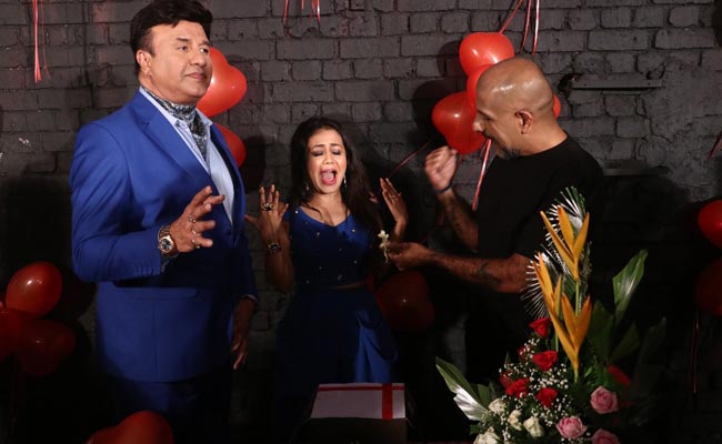 खोला केक और निकली छिपकली, जन्मदिन पर इन्होंने उड़ाए Neha Kakkar के होश