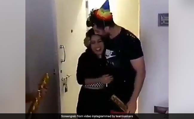 Happy Birthday Neha Kakkar: आधी रात को 'बॉयफ्रेंड' ने दिया ऐसा सरप्राइज, मची खूब धमाचौकड़ी