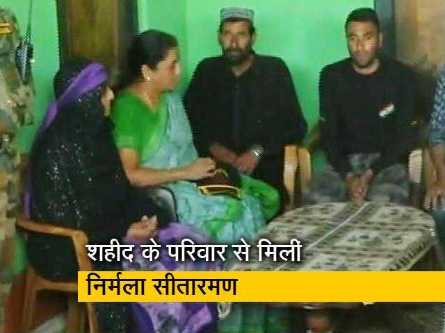 न्यूज टाइम इंडिया : शहीद औरंगजेब के घर एक किलोमीटर पैदल चलकर पहुंची रक्षा मंत्री