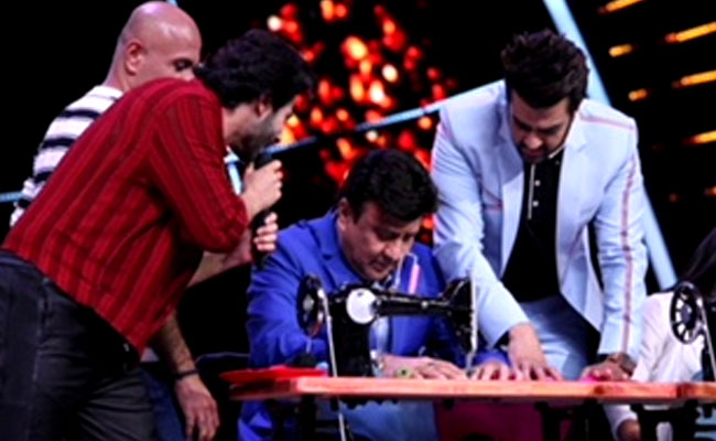 Indian Idol 10: अनु मलिक ने चलाई सिलाई मशीन तो नेहा कक्कड़ ने सुई में डाला धागा
