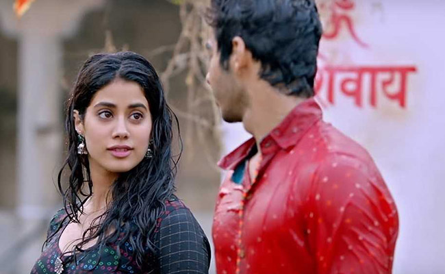 Video: Dhadak में 4 लहंगों से बनी ईशान खट्टर की ये लाल रंग की शर्ट, जाह्नवी कपूर ने कुछ यूं किया था कमेंट