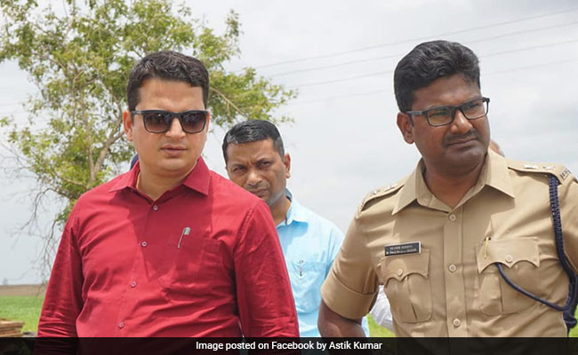 अकोला के डीएम ने जब गंदगी देख मंगाया पानी और कपड़ा, फिर करने लगे सफाई , शर्मिंदा हुए कर्मचारी