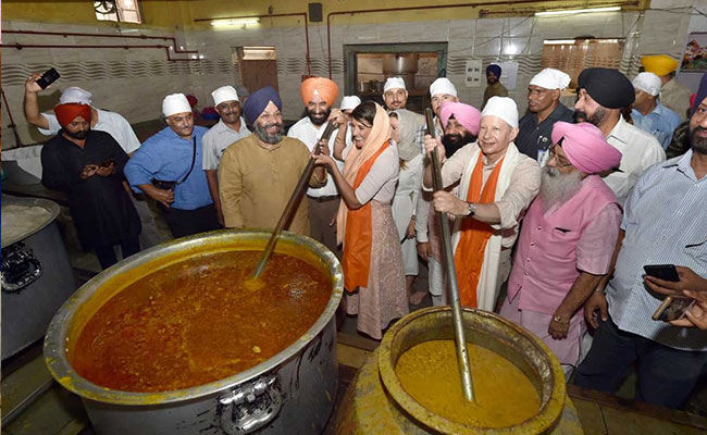 On Delhi Gurudwara Visit, Nikki Haley Made Roti For <i>Langar</i>