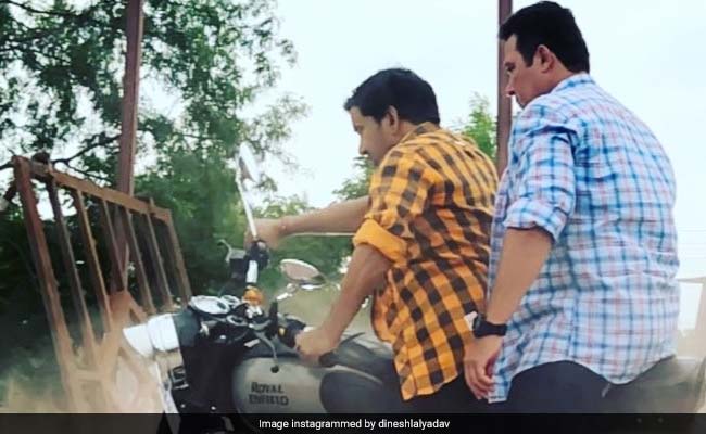 निरहुआ ने साउथ इंडियन स्टाइल में घुमाई बुलेट, यूजर्स बोले- गरदा मचा दिये भइया...देखें वीडियो