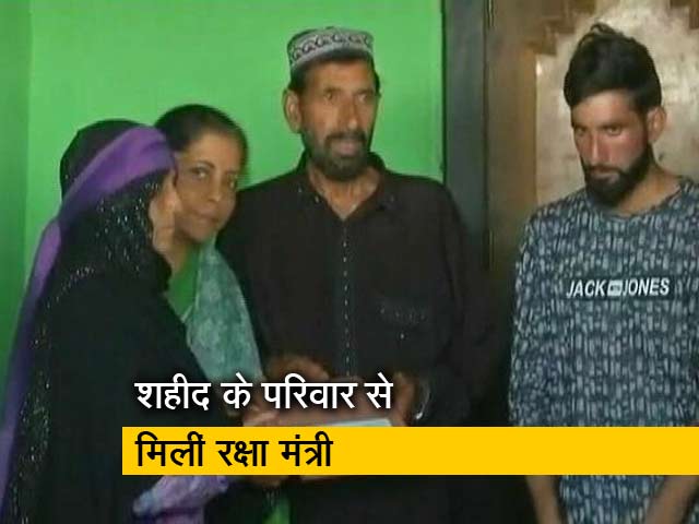 शहीद जवान औरंगजेब के परिवार से मिलीं रक्षा मंत्री निर्मला सीतारमण