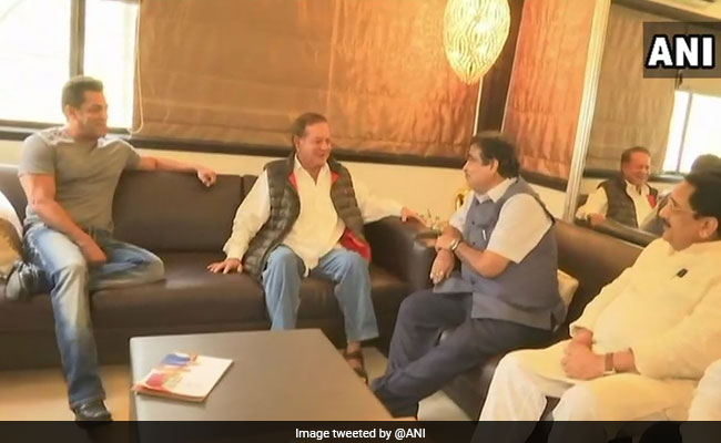 Union Minister Nitin Gadkari Meets Salman Khan, Salim Khan As Part Of Outreach Programme