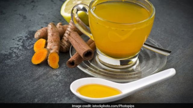 Turmeric ginger tea can help in cleansing your smoke-filled lungs