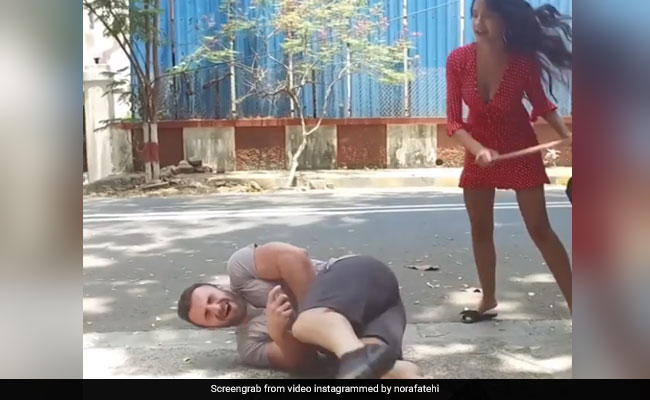 एक्ट्रेस ने पीछा करने वाले को सिखाया सबक, घर के बाहर यूं कूट-कूट कर किया बेहाल