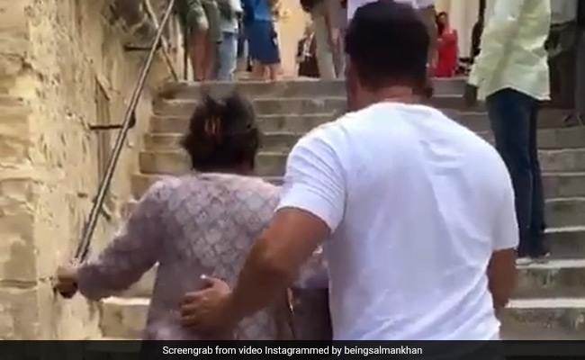 Video: सलमान खान ने हाथ थामकर इन्हें चढ़ाई सीढ़ियां, जानें किनके साथ विदेश घूम रहे सुपरस्टार