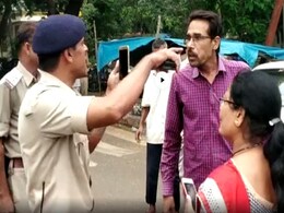 वीडियोः मध्य प्रदेश में जब कारों से हूटर हटवा रहे पुलिसवालों से भिड़ा शख्स, बोला-जानते नहीं, मैं मुख्यमंत्री का जीजा हूं वीडियोः मध्य प्रदेश में जब कारों से हूटर हटवा रहे पुलिसवालों से भिड़ा शख्स, बोला-जानते नहीं, मैं मुख्यमंत्री का जीजा हूं