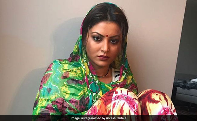 अनुष्का शर्मा की तरह उर्वशी रौतेला ने भी पहनी साड़ी, यूजर्स ने यूं बनाया मजाक